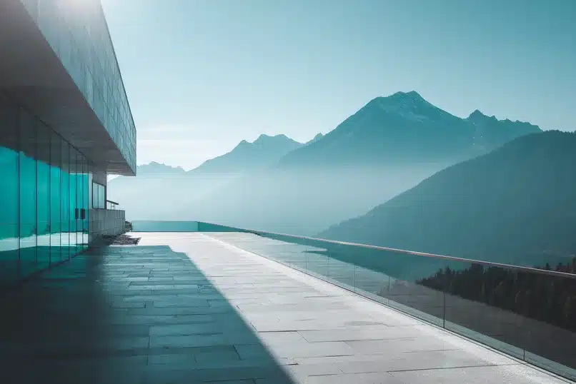 Bâtiment moderne SwiLab avec vue sur les Alpes suisses