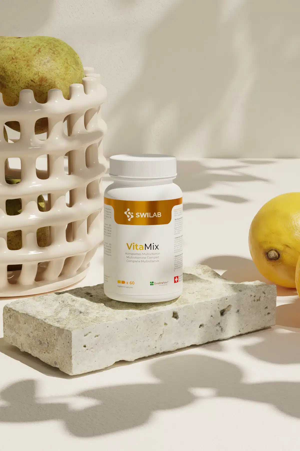 Boîte de multivitamine SwiLab accompagnée des questions fréquentes des clients.